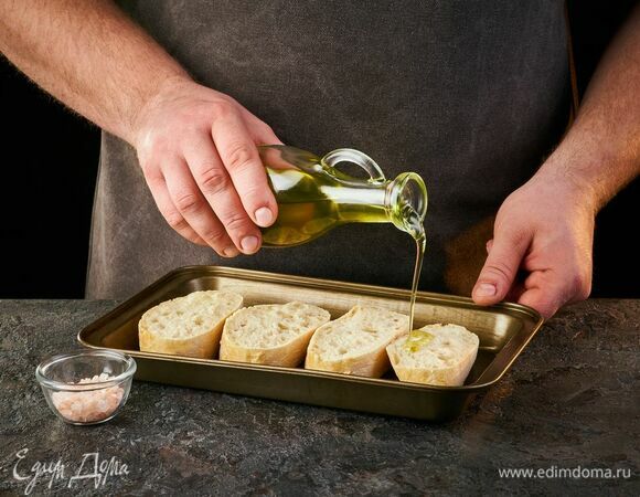 Хлеб полейте маслом и подсушите в духовке при 180°C до золотистого цвета.