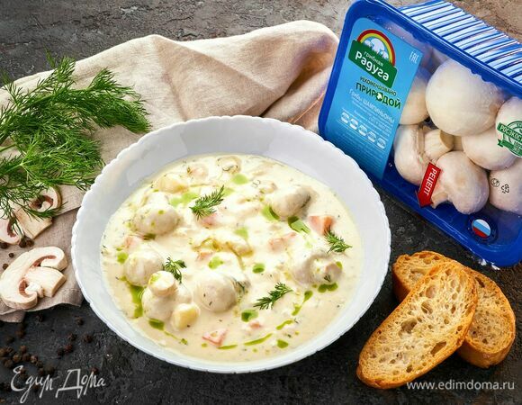 Подавайте суп с гренками.