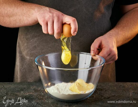 Сначала займитесь приготовлением теста. В глубокую чашу насыпьте муку. Вбейте одно куриное яйцо.