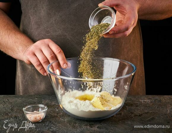 Добавьте сливочное масло и прованские травы, чтобы тесто получилось более ароматным. Посолите.