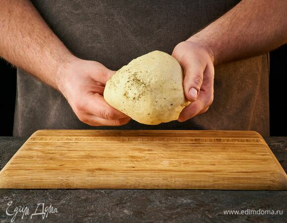 Перемешайте тесто ложкой, а затем замесите руками. Если кажется, что муки очень много, а тесто плохо склеивается, добавьте 1 ст. л. холодной воды. Скатайте тесто в шар и уберите в холодильник.