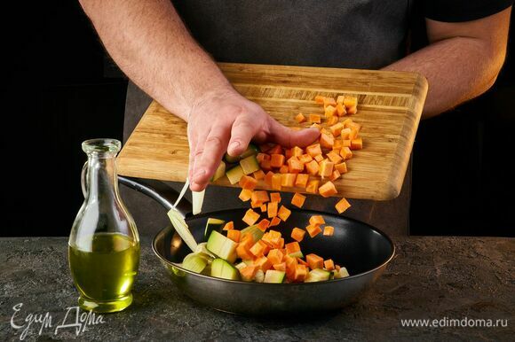 Обжарьте овощи в растительном масле в течение 3–5 минут.