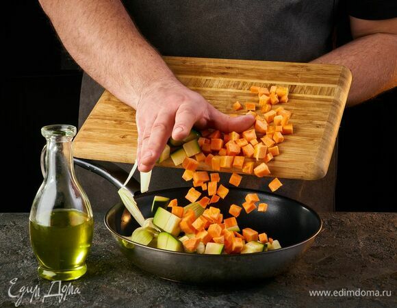 Обжарьте овощи в растительном масле в течение 3–5 минут.
