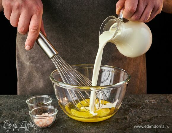 Приготовьте заливку. Яйца взбейте со щепоткой соли. Влейте сливки.