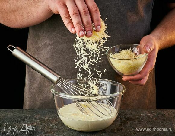 Добавьте тертый сыр, перемешайте.