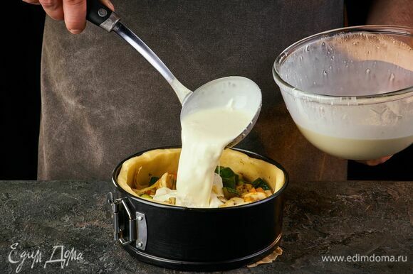 На основу из теста выложите грибную начинку, влейте заливку. Запекайте киш в разогретой до 190°C духовке около 30–40 минут.
