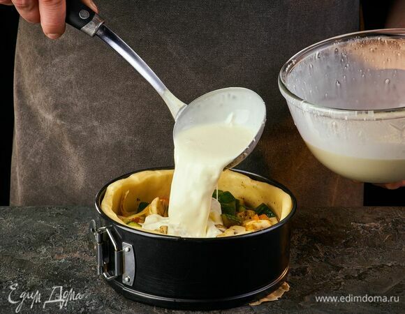 На основу из теста выложите грибную начинку, влейте заливку.<br />
Запекайте киш в разогретой до 190°C духовке около 30–40 минут.