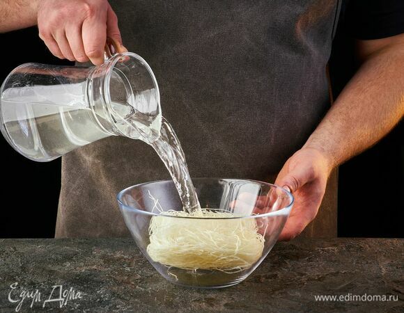 Приготовьте фунчозу так, как указано на упаковке.