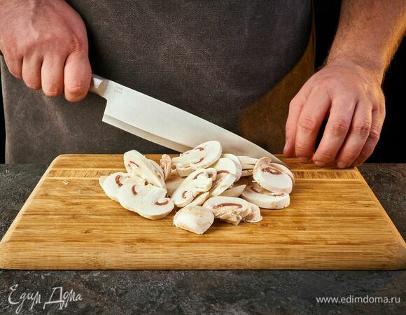 Нарежьте грибы слайсами.