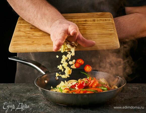 Добавьте мелко нарезанный имбирь, рубленый чеснок и перец чили, нарезанный кружочками.