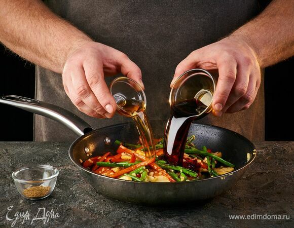 Влейте соевый и рыбный соусы к овощам. Перемешайте.