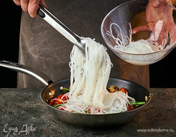 Выложите фунчозу в сковороду и снимите с плиты.