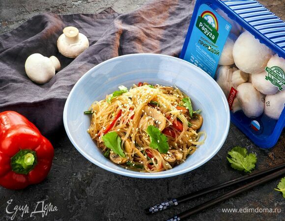 Семена белого кунжута подсушите на сухой сковороде до румяности. Посыпьте готовое блюдо и подавайте.