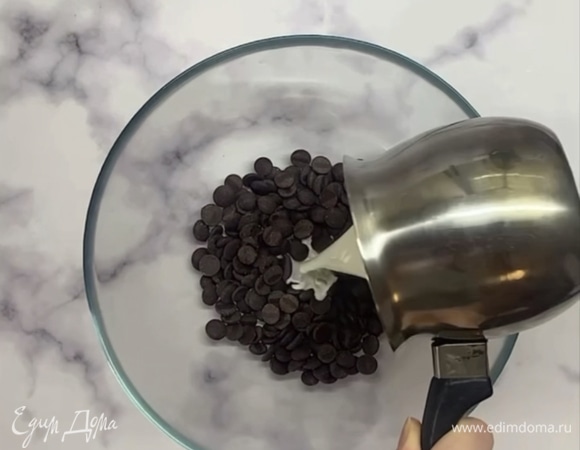 Сливки подогреваем до 70–80°C, но не доводим до кипения. Заливаем горячими сливками шоколад и хорошо перемешиваем до однородности.