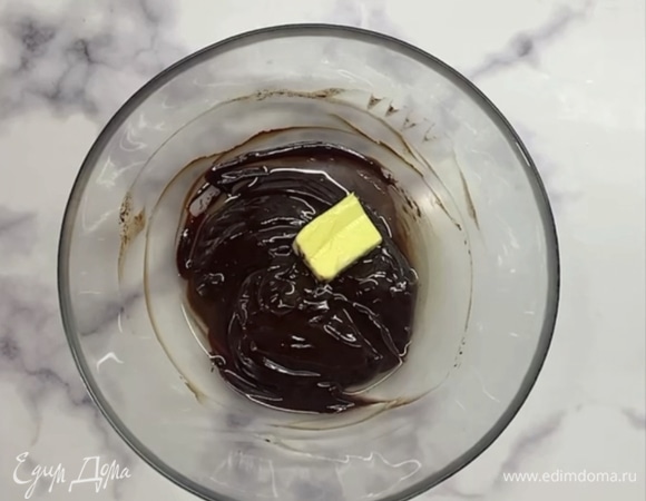 Добавляем мягкое сливочное масло и крепкий алкоголь (можно и без него, он для аромата). Пробиваем погружным блендером.