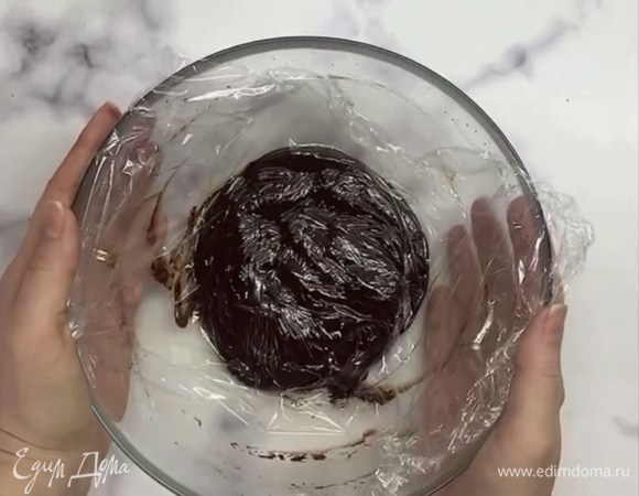 Накрываем пищевой пленкой в контакт и убираем в холодильник на 5–6 часов.