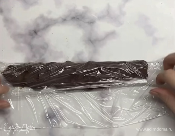 Перекладываем массу в пищевую пленку и скатываем в колбаску.