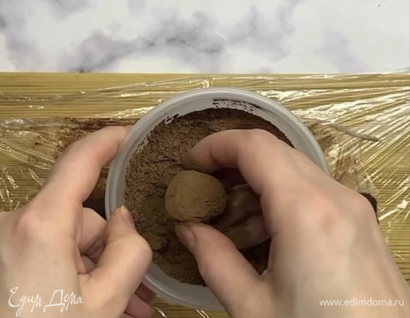 Нарезаем на равные кусочки и катаем ровные шарики. Каждый обваливаем в какао-порошке.