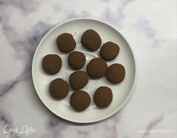 Убираем в холодильник на 1 час. Нежные конфеты можно подавать к столу. Они просто таят во рту! Приятного аппетита!