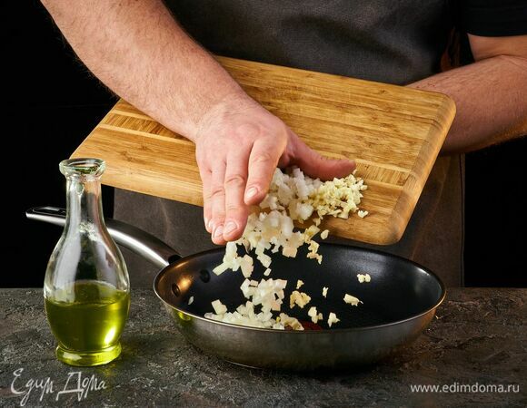 Лук и зубчик чеснока мелко порубите и обжарьте на оливковом масле до золотистого цвета.