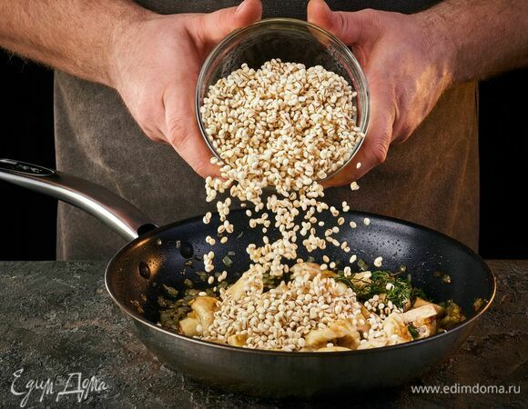 Перловую крупу промойте. Добавьте к грибам и слегка обжарьте.