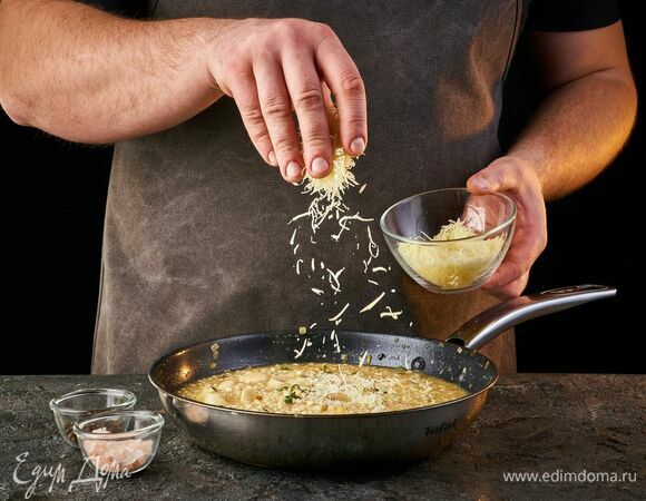 Посолите, поперчите, посыпьте тертым пармезаном.