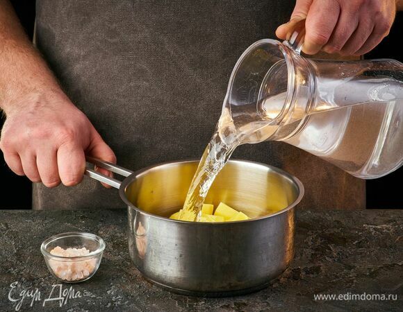 Картофель отварите в подсоленной воде. Приготовьте пюре.