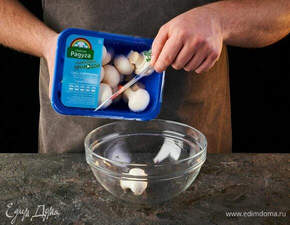 Шампиньоны «Грибная радуга» сполосните и протрите бумажным полотенцем. Мелко порубите.
