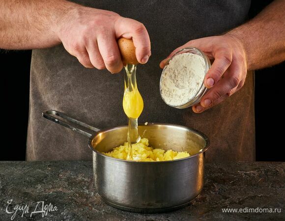 В пюре добавьте яйцо, перемешайте. Добавьте муку и замесите однородное тесто.