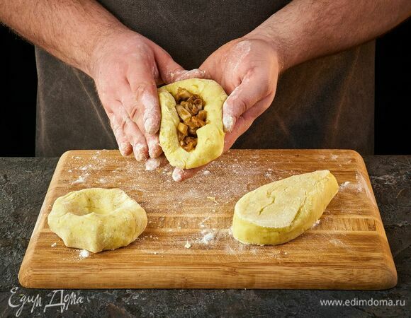 Сформируйте зразы. В небольшое количество картофельного теста положите грибную начинку и защипите края. Заготовку обваляйте в муке. Повторите со всей начинкой.