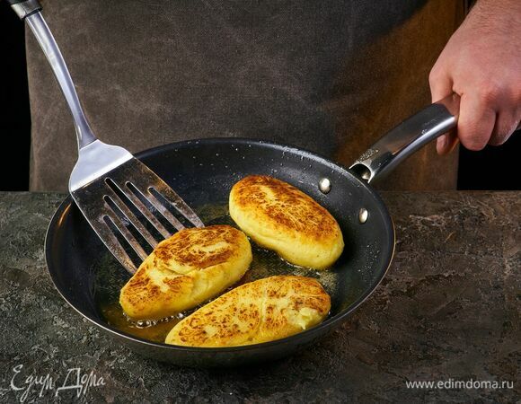 На сковороде в растительном масле обжарьте зразы с двух сторон.