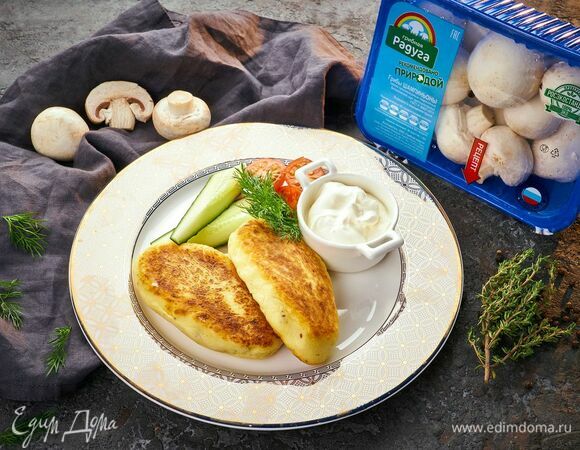 Готовые зразы обмакните бумажным полотенцем, чтобы убрать лишний жир. Подавайте со свежими овощами!