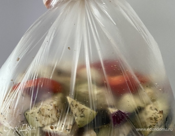 Овощи крупно нарезать и сложить в большой пакет, добавить приправы по вкусу (у меня прованские травы, сушеный чеснок, свежемолотый перец). Соль не добавлять. Завязать пакет так, чтобы он был надут, и хорошо потрясти, чтобы все специи хорошо перемешались.