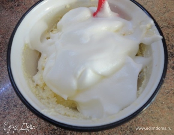 Для начинки отделите желтки от белков и взбейте их с сахаром и ванильным сахаром, перемешайте с творогом и пробейте погружным блендером до получения однородной массы. Добавьте манную крупу и яблоки. Перемешайте.