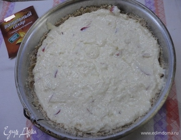 Белки взбейте в крепкую пену и быстрыми осторожными движениями сверху вниз введите их в творожную массу. Вылейте начинку в форму, сверху высыпьте оставшуюся крошку с орехами.