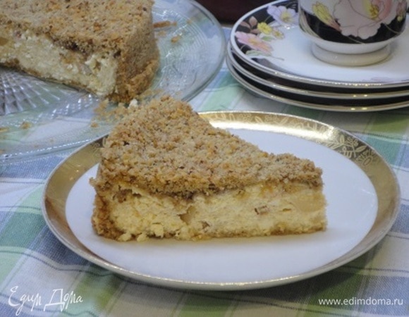 Готовую ватрушку полностью остудите в форме, затем выложите на сервировочное блюдо и подавайте к чаю.