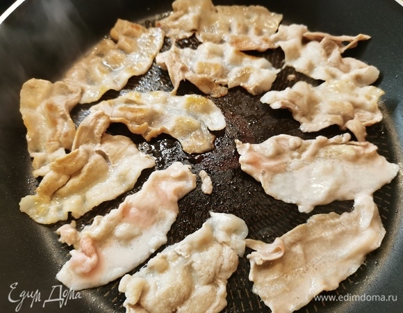 Бекон подойдет любой. Обжарить с двух сторон. Снять с огня.