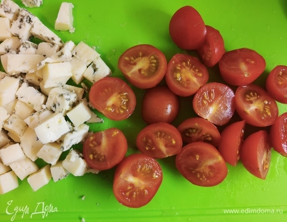Черри — пополам. Сыр нарезать кубиками.