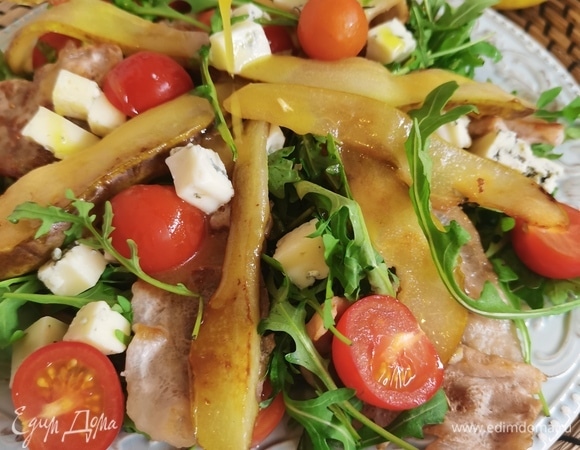 На блюдо выкладываем руколу. Сверху — бекон, грушу, черри и сыр. Смешать ингредиенты для заправки и полить ей салат. Приятного аппетита!