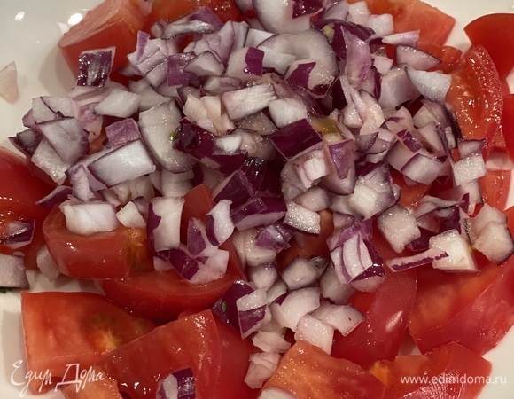 Томаты нарезаем кубиком, измельчаем лук и кинзу. Соединяем с кускусом, солим по вкусу.