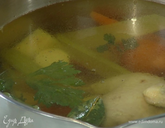 Приготовить бульон: тушку цыпленка разрезать на части и выложить в кастрюлю, добавить морковь, корень и стебель сельдерея, луковицу в кожуре, лавровый лист, можжевельник и душистый перец, залить водой и варить до готовности цыпленка, в конце посолить.