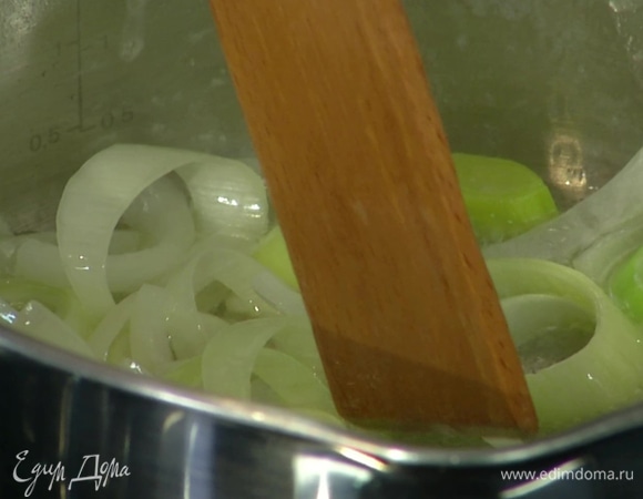 В тяжелой кастрюле разогреть оливковое и сливочное масло, добавить нарезанные овощи и слегка обжарить.