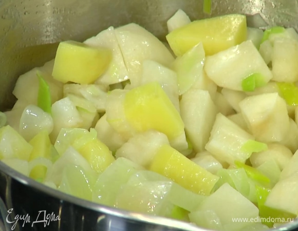 Картофель и топинамбур почистить, нарезать кубиками, добавить в кастрюлю и перемешать, затем залить все горячим бульоном так, чтобы овощи были покрыты, посолить и варить около 20 минут до готовности.