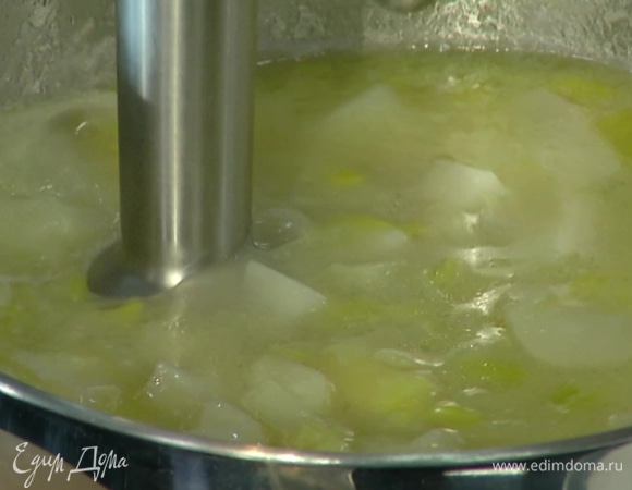 Готовый суп взбить блендером до однородного состояния, затем вернуть на плиту, добавить сливки, пармезан и, непрерывно помешивая, слегка прогреть на небольшом огне, не доводя до кипения.