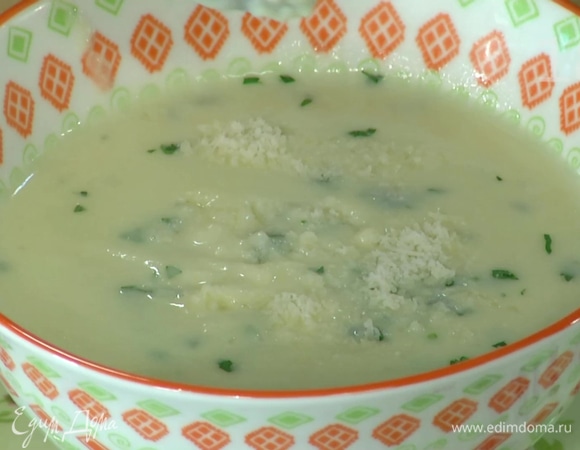 Петрушку мелко порубить и добавить в суп.