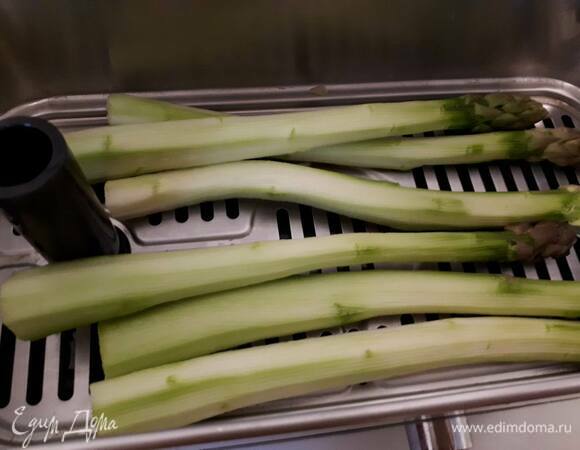 Спаржу очистите, отрежьте пару сантиметров от ножки и отварите. Я варю в пароварке 20 минут. Можно отварить и в кастрюле: для этого нужно проварить спаржу в вертикальном положении 8 минут, а потом — еще 5 минут лежа.