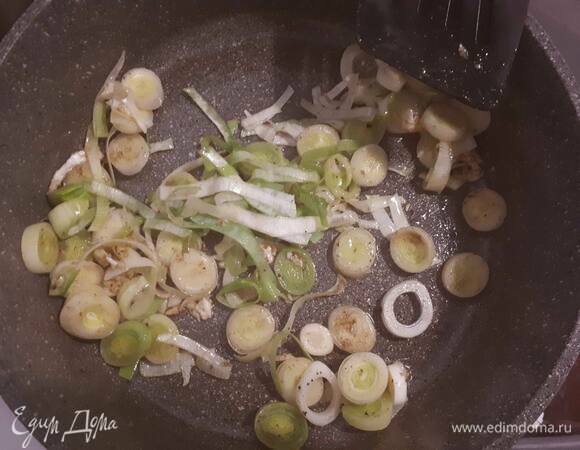 Нарежьте лук, раздавите чеснок и обжарьте.