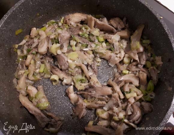 Добавьте нарезанные вешенки и специи и обжаривайте, пока сок не выпарится.