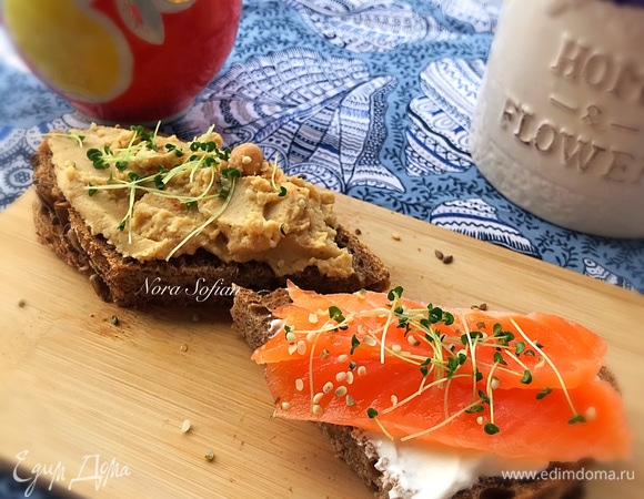 Предлагаю вам такой вариант бутерброда: берем кусочек хлеба, делим его на 2 части. Один кусочек смазываем домашним хумусом и посыпаем микрозеленью, а второй кусочек смазываем сливочным сыром, сверху кладем малосольную домашнюю рыбку, посыпаем семенами конопли и микрозеленью. Рецептом хумуса и рыбы я уже с вами делилась: https://www.edimdoma.ru/retsepty/142226-humus, https://www.edimdoma.ru/retsepty/129931-malosolnaya-semga.