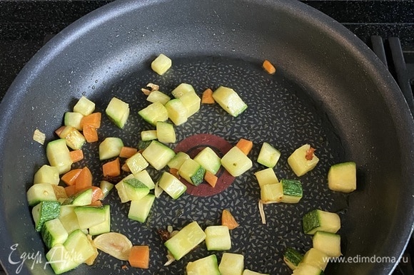 Цукини и морковь нарезаем кубиком, чеснок — кружочками, слегка обжариваем на оливковом масле.
